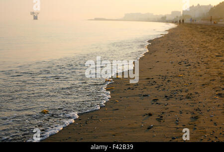 Marbella Beach bei Sonnenuntergang. Costa del Sol Malaga Andalusien. Spanien Stockfoto