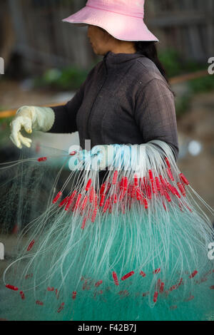 Flicken der Netze, Fischerdorf Mũi Né, Bình Thuận Provinz, Vietnam Stockfoto