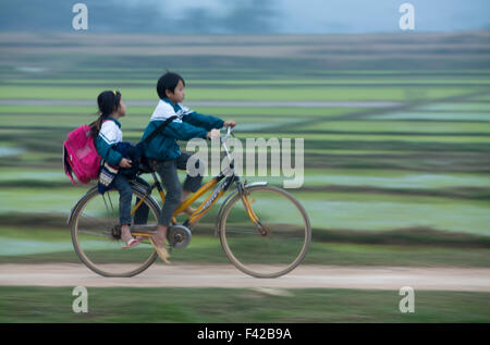 Bruder und Schwester Radfahren nach Hause Nr. Phong Nha, Provinz Quảng Bình, Vietnam Stockfoto