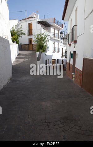 Guaro Straßen beschreibt eine typische Bergstadt von Sierra de Nieves Stockfoto