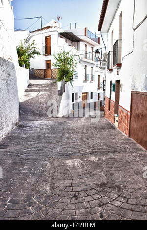 Guaro Straßen beschreibt eine typische Bergstadt von Sierra de Nieves Stockfoto