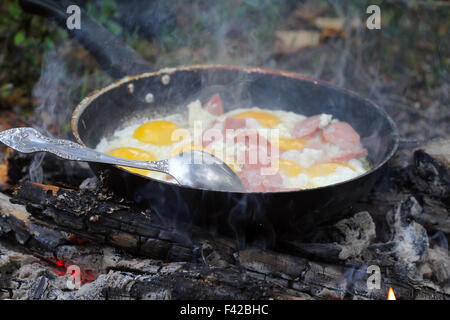 Eine ungewöhnliche Art und Weise des Kochens Eiern in Brand Stockfoto