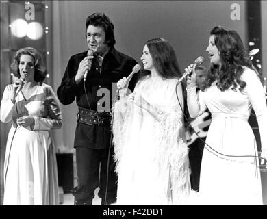 JOHNNY CASH (1932-2003) mit seiner Frau June Carter zweiter von rechts über 1972 Stockfoto