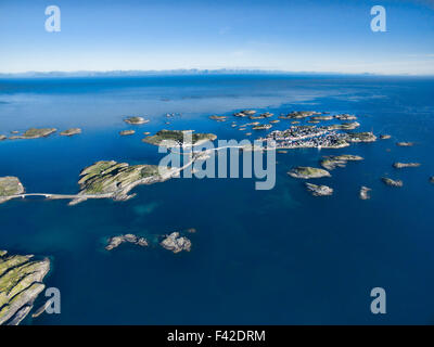 Luftaufnahme des malerischen Fischerhafen Henningsvær auf kleinen Inseln im Meer Stockfoto