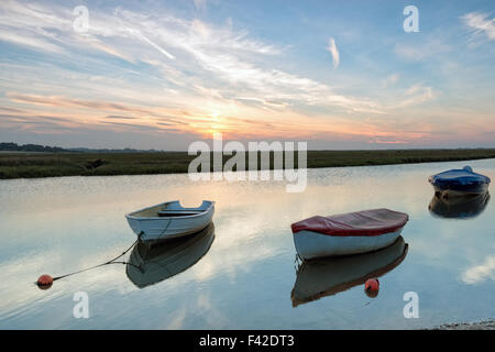 Rudern Boote auf dem Fluss bei Blakeney an der Küste von Norfolk Stockfoto