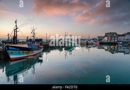 Morgendämmerung über Angelboote/Fischerboote im Hafen von Padstow an der Nordküste von Cornwall Stockfoto