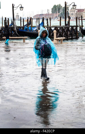 Markusplatz, Venedig, Italien. 14. Oktober 2015. Touristen auf der Piazza San Marco tragen Regenponcho und Galoschen während der Acqua Alta oder "hohe Wasser" die außergewöhnliche Flut-Gipfel, die in regelmäßigen Abständen, in der nördlichen Adria auftreten. Foto von: Richard Wayman Stockfoto