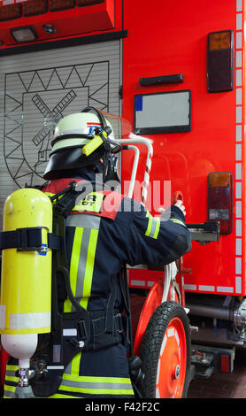 Feuerwehrmann auf Einsatzfahrzeug Atemschutzmaske Stockfoto