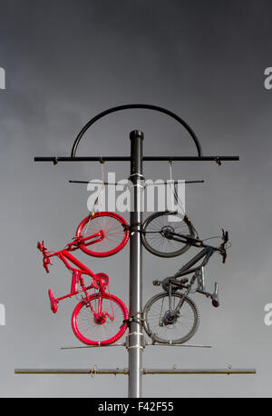 Zwei Fahrräder, Rot & Schwarz als Straße Möbel, Kunst, Skulptur, Fahrrad, Architektur, Stadt, Fahrrad Reisen in Colne Stadtzentrum, Lancashire, Großbritannien Stockfoto