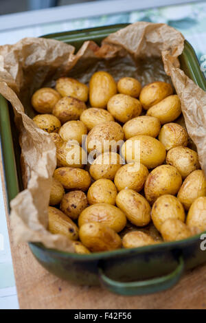 gebackene Kartoffeln in der Schale mit Thymian ganze Stockfoto