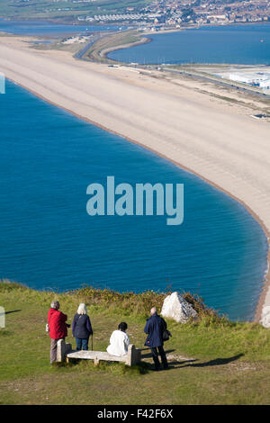 Besucher, die im Oktober über die Bank und die Fleet Lagoon in Portland, Weymouth, Dorset, Großbritannien, blicken Stockfoto