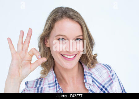 Hübsche Hipster tun okay Zeichen Stockfoto