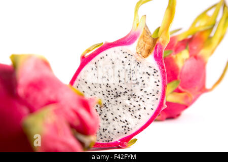 Drei Drachen Früchte, selektiven Fokus Mitte ein, isoliert auf weißem Hintergrund Stockfoto
