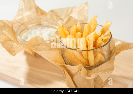Gebratene Kartoffel-Chips im Glas Stockfoto