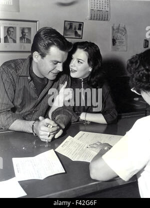 NATALIE WOOD (1938 – 1981) und Mann-zu-sein Robert Wagner erhalten ihre Heiratserlaubnis im Dezember 1957 Stockfoto