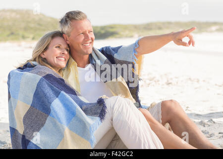 Glückliches Paar eingehüllt in Decke Stockfoto