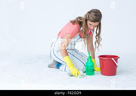 Hipster Frau Reinigung Boden Stockfoto