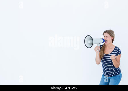 Frau schreien über einen Lautsprecher Stockfoto