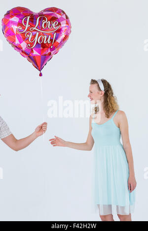 Hipster-Frau mit Herzballon Stockfoto