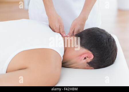 Physiotherapeut, Nackenmassage zu tun Stockfoto