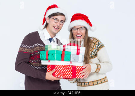 Geeky Hipster paar holding präsentiert Stockfoto