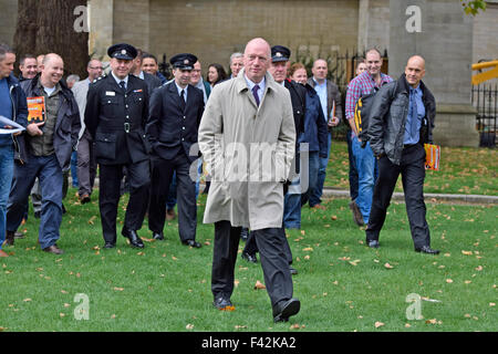 London, UK. 14. Oktober 2015. Matt Wrack und Mitglieder der Feuerwehr Union vorbereiten, Parlament über die Zukunft des Feuer und Rettung Service inmitten von riesigen öffentlichen Sicherheitsbedenken lobby. Bildnachweis: PjrNews/Alamy Live-Nachrichten Stockfoto