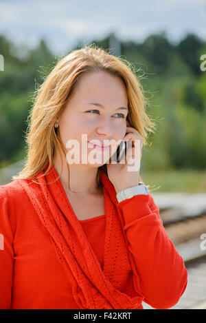 Junge schöne Mädchen telefonieren mit Handy Stockfoto