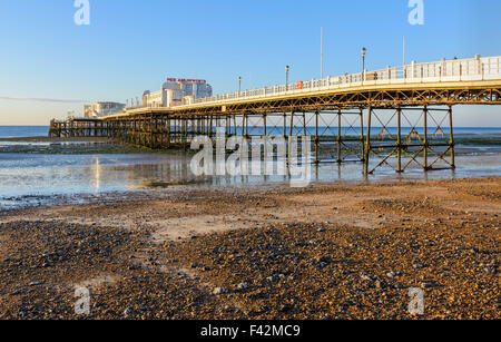 Worthing Pier bei Ebbe in Worthing, West Sussex, England, UK. Stockfoto