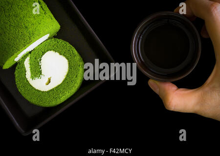 Grüner Tee Kuchen mit Teetasse für erholsame Zeit. Stockfoto