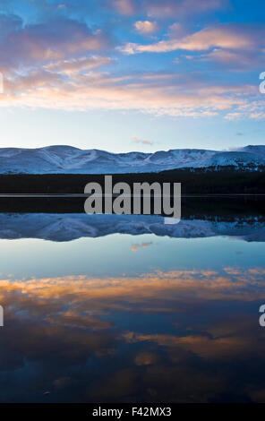 Winter Dämmerung Loch Morlich Cairngorm Plateau spiegelt sich in ruhigem Wasser, Schottisches Hochland, Schottland, Vereinigtes Königreich Stockfoto