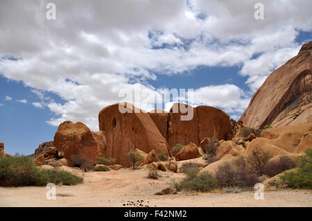 Alten Findlingen im Namib-Wüste Stockfoto