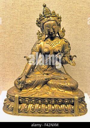 Vergoldetem Messing Figur der Göttin White Tara tibetischen Qing Dynastie (1644 – 1911) Shanghai Museum alter chinesischer Kunst China Stockfoto