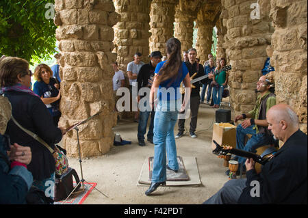 Flamenco Tablao Sur als Straßenmusikant unter Spalten in Gaudis Park Güell Barcelona Katalonien Spanien ES band Stockfoto