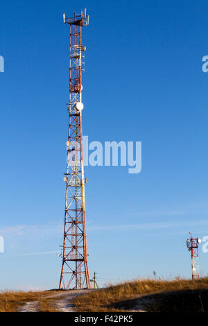 Fernmeldeturm auf einem Hügel Stockfoto