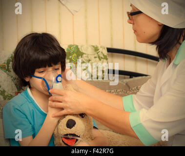 Arzt verbringt junge inhalation Stockfoto