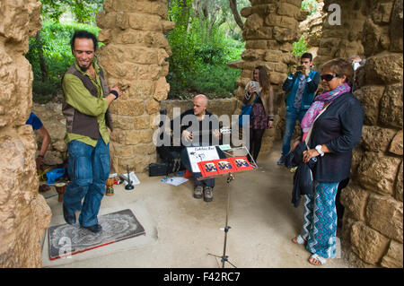 Flamenco Tablao Sur als Straßenmusikant unter Spalten in Gaudis Park Güell Barcelona Katalonien Spanien ES band Stockfoto