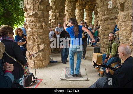 Flamenco Tablao Sur als Straßenmusikant unter Spalten in Gaudis Park Güell Barcelona Katalonien Spanien ES band Stockfoto