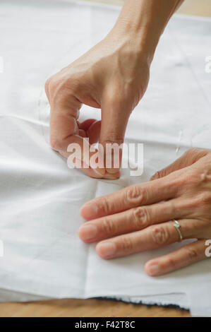 Frau macht Schnittmuster, beschnitten Stockfoto