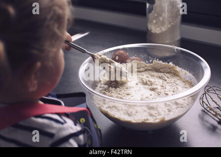 Kleines Mädchen Teig mischen Stockfoto