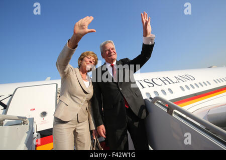 Der deutsche Bundespräsident Joachim Gauck und seine Lebensgefährtin Daniela Schadt winken am Flughafen in Seoul, Südkorea, 14. Oktober 2015. Sie sollen auf Mongolei während auf einer fünf-Tage Tour von Südkorea und der Mongolei zu fliegen. Foto: Wolfgang Kumm/dpa Stockfoto