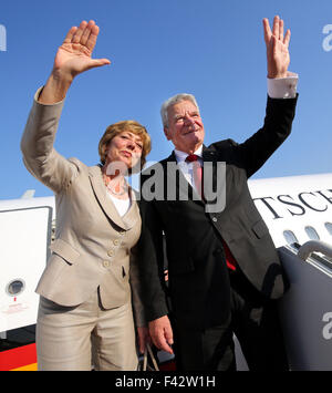 Der deutsche Bundespräsident Joachim Gauck und seine Lebensgefährtin Daniela Schadt winken am Flughafen in Seoul, Südkorea, 14. Oktober 2015. Sie sollen auf Mongolei während auf einer fünf-Tage Tour von Südkorea und der Mongolei zu fliegen. Foto: Wolfgang Kumm/dpa Stockfoto
