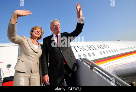 Der deutsche Bundespräsident Joachim Gauck und seine Lebensgefährtin Daniela Schadt winken am Flughafen in Seoul, Südkorea, 14. Oktober 2015. Sie sollen auf Mongolei während auf einer fünf-Tage Tour von Südkorea und der Mongolei zu fliegen. Foto: Wolfgang Kumm/dpa Stockfoto