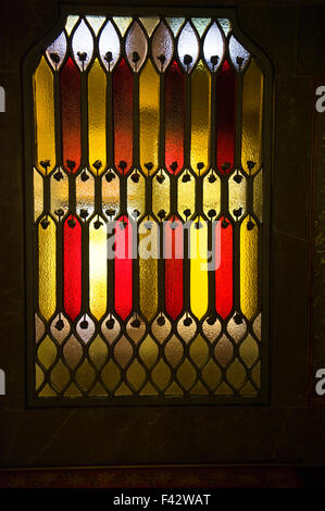 Glasfenster in Farben der katalanischen Flagge im Gaudi, Palau Güell, Barcelona-Katalonien-Spanien-ES Stockfoto