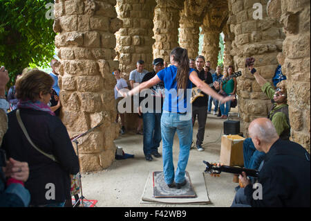 Flamenco Tablao Sur als Straßenmusikant unter Spalten in Gaudis Park Güell Barcelona Katalonien Spanien ES band Stockfoto