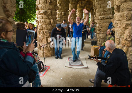 Flamenco Tablao Sur als Straßenmusikant unter Spalten in Gaudis Park Güell Barcelona Katalonien Spanien ES band Stockfoto