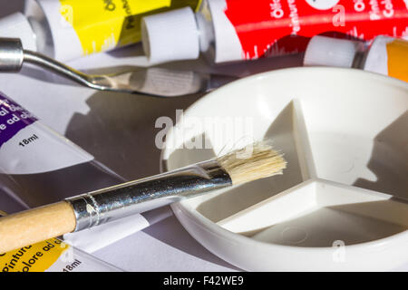 Palette von grundlegenden Ölgemälde Röhren von Lacken Stockfoto