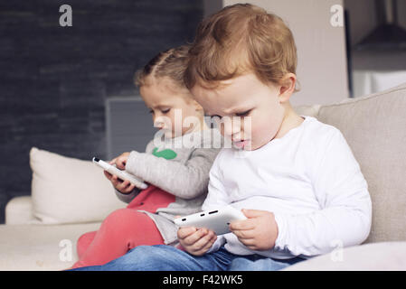 Kinder bei der Nutzung von smartphones Stockfoto