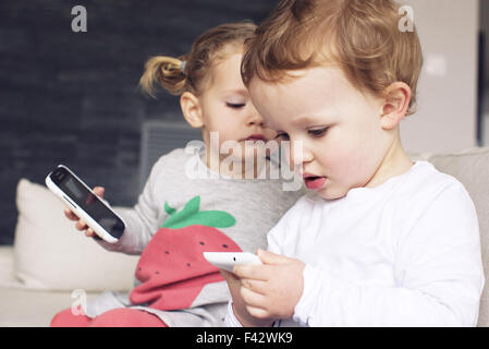 Kinder spielen mit smartphones