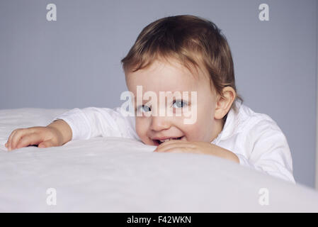 Kleiner Junge Kopf ruht, auf Bett, Porträt Stockfoto