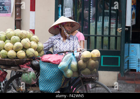 Reife vietnamesischen Dame mit Obst vom Rad in Hanoi Altstadt, Vietnam, Asien Stockfoto